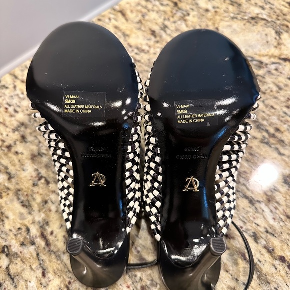 Brand New Signature Vince Camuto. - Picture 7 of 9